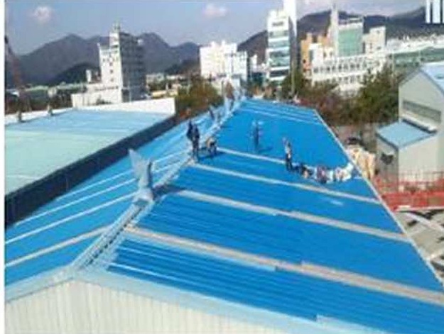 지붕 보수작업이 진행 중인 공장 항공 사진